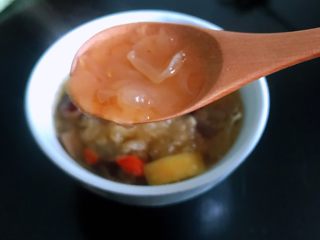 6、百变水果  银耳苹果枸杞羹,是不是很喜欢。