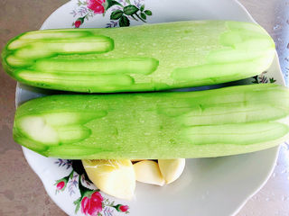 1、西葫芦炒火腿,准备好西葫芦、大蒜。