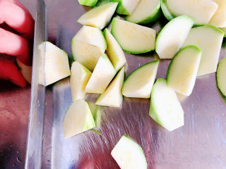 2、西葫芦炒火腿,西葫芦滚刀切成块儿状。