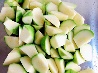 3、西葫芦炒火腿,西葫芦切好待用。