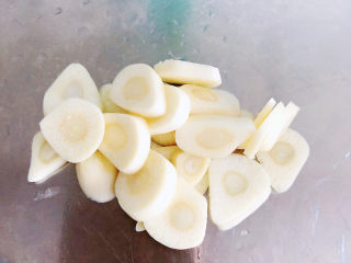 4、西葫芦炒火腿,将蒜切成薄片。