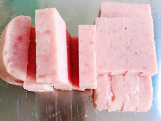 5、西葫芦炒火腿,火腿切成条状。