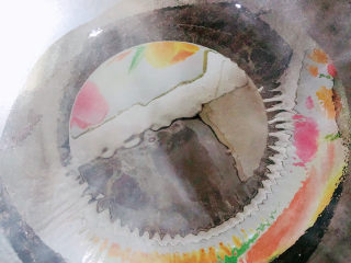 6、西葫芦炒火腿,锅中倒入油，加热至五成热。