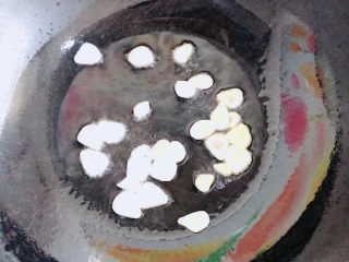 7、西葫芦炒火腿,放入蒜煸香。