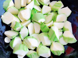 8、西葫芦炒火腿,倒入西葫芦，翻炒均匀。