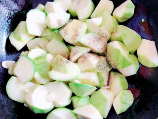 9、西葫芦炒火腿,加入黑胡椒粉。