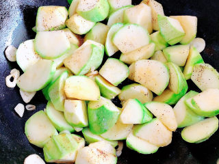 11、西葫芦炒火腿,加入少许生抽。