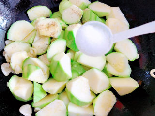 10、西葫芦炒火腿,加入一勺盐，翻炒均匀。