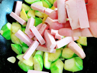 12、西葫芦炒火腿,加入火腿条，翻炒均匀。