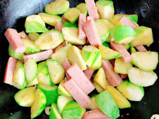 13、西葫芦炒火腿,翻炒2-3分钟，蔬菜入味即可出锅了。