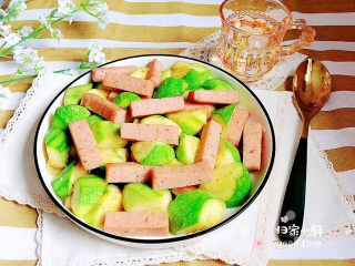 14、西葫芦炒火腿,一盘口感嫩滑的西葫芦炒火腿就上桌了！