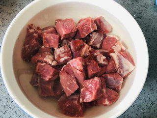 2、红烧牛肉这样做，好吃到停不下来！,泡在清水里去除血水，中间换几次水。