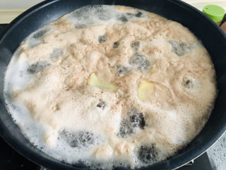 5、红烧牛肉这样做，好吃到停不下来！,水开后锅里会漂浮一层白沫，去除牛肉里的杂质。