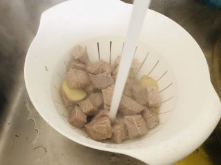 6、红烧牛肉这样做，好吃到停不下来！,捞出牛肉冲洗干净。