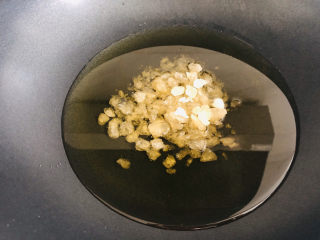 8、红烧牛肉这样做，好吃到停不下来！,锅内放油，放适量冰糖，小火炒出焦糖色。