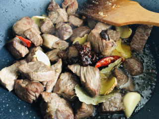 11、红烧牛肉这样做，好吃到停不下来！,放一勺黄豆酱。