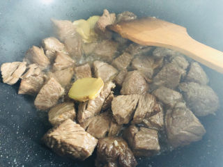 9、红烧牛肉这样做，好吃到停不下来！,下入牛肉翻炒上色。