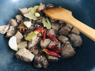 10、红烧牛肉这样做，好吃到停不下来！,下入各种香料炒均匀。