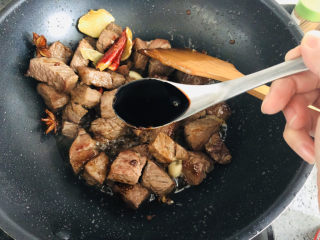 12、红烧牛肉这样做，好吃到停不下来！,两勺生抽，一勺老抽。