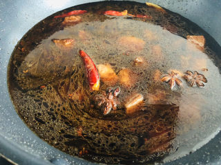 14、红烧牛肉这样做，好吃到停不下来！,加入水没过牛肉，大火烧开后转至电压力锅里压四十分钟。水要一次性加够，不要中途添水。