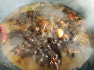 15、红烧牛肉这样做，好吃到停不下来！,压过四十分钟后转至刚才的锅里，大火收汁。