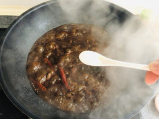 16、红烧牛肉这样做，好吃到停不下来！,待酱汁变得浓郁的时候，尝尝甜咸，根据自己口味看看是否需要加盐。