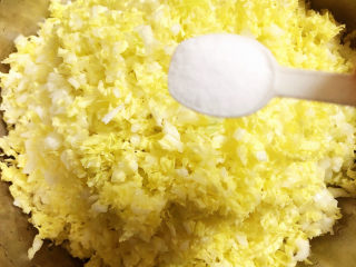 3、猪肉白菜水饺,切碎的白菜撒上盐。