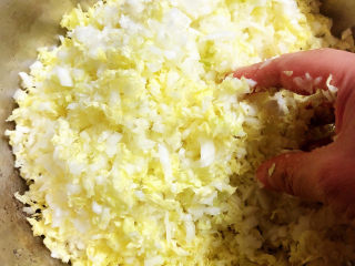 4、猪肉白菜水饺,将白菜腌出水分，挤掉汁待用。