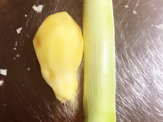 5、猪肉白菜水饺,准备好葱姜。