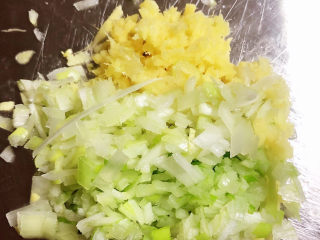 6、猪肉白菜水饺,将葱姜切末待用。