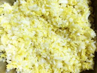 7、猪肉白菜水饺,将白菜汁挤掉少许。