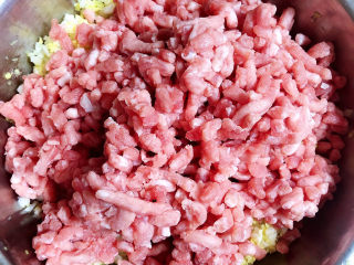 8、猪肉白菜水饺,放入葱姜末、放入肉馅。