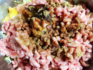 9、猪肉白菜水饺,加入盐、生抽、蚝油、酱油、鸡精、十三香、白胡椒粉、鸡蛋、花椒大料油、香油。