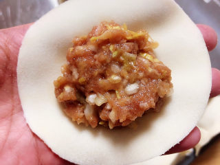 11、猪肉白菜水饺,准备好饺子皮，包入馅儿。