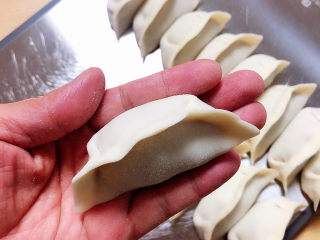 12、猪肉白菜水饺,逐一将饺子捏好。