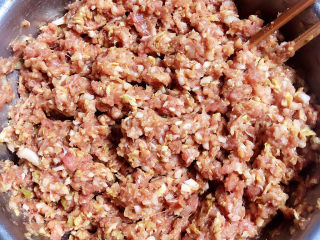 10、猪肉白菜水饺,将馅儿顺时针搅拌均匀。