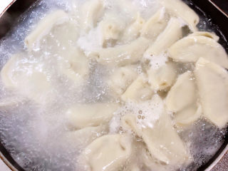 13、猪肉白菜水饺,锅中烧开水，下入饺子煮大约6-8分钟。
