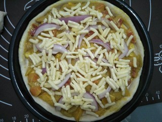 12、咖喱披萨,撒上马苏里拉芝士