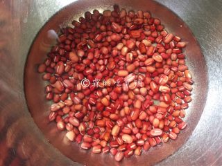 2、红豆小圆子糖粥,红豆提前大半天浸泡。