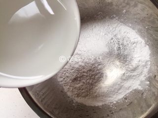 6、红豆小圆子糖粥,熬粥的时候来做小圆子，当然，如果你嫌麻烦，直接买冷冻的也可以。温水，少量多次的加入糯米粉中。