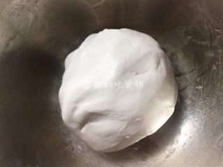 7、红豆小圆子糖粥,揉成一个湿润但不粘手的面团。