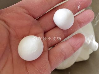 8、红豆小圆子糖粥,搓成一个一个小圆剂子。