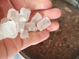11、红豆小圆子糖粥,根据口味加入冰糖。