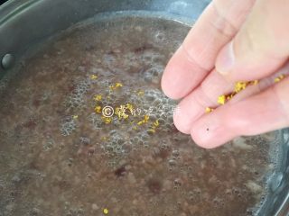 12、红豆小圆子糖粥,最后，再撒上一些桂花，关火。