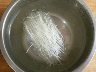 3、开心花甲――味美颜高满足嘴巴的“虚荣心”,粉丝用水泡软，（可以用开水速度会更快）。