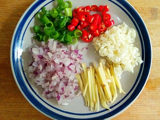 4、开心花甲――味美颜高满足嘴巴的“虚荣心”,姜、大蒜、洋葱，洗净切沫，香葱洗净，切成葱花，小米辣切圈。