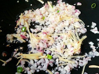 6、开心花甲――味美颜高满足嘴巴的“虚荣心”,锅中适量油烧至7成热，放入切好的姜蒜洋葱末爆出香味儿。