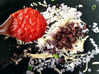 7、开心花甲――味美颜高满足嘴巴的“虚荣心”,放入1勺豆豉和1勺剁椒酱，煸炒至出红油。剁椒酱是我妈妈自己做的，那味道超级棒！外面卖的任何剁椒酱都无法媲美！
