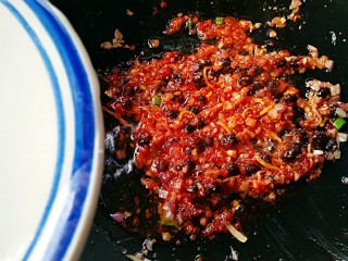 8、开心花甲――味美颜高满足嘴巴的“虚荣心”,加入1碗高汤（或清水）。