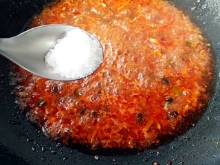 9、开心花甲――味美颜高满足嘴巴的“虚荣心”,煮开后加入1勺蚝油，1勺味极鲜酱油，半勺白糖，根据个人口味酌情加适量盐和鸡精。